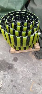 고무판과 발굴기 트랙 체인 조립, 구하부 부품의 패드 조립과 함께 트랙 체인 조립