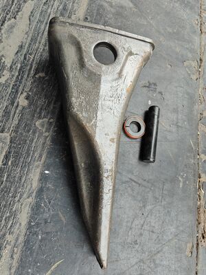 Factory Direct Sales CAT D11 Eagle Hook Bucket Teeth, Ripper Single Shank Rock Teeth 6Y3552 4T5502 High Wear-Resistant Alloy Steel Mining Ice Breaking Teeth