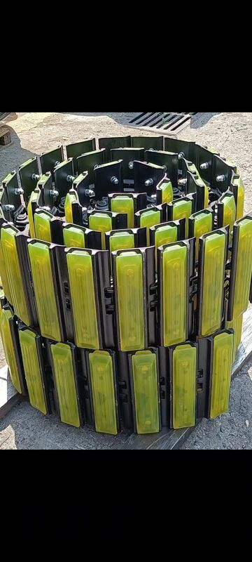 고무판과 발굴기 트랙 체인 조립, 구하부 부품의 패드 조립과 함께 트랙 체인 조립